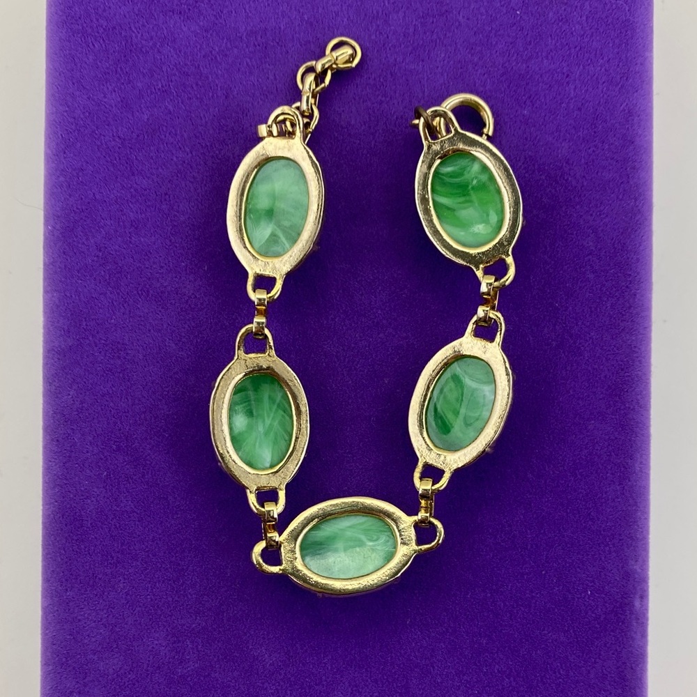 💛 Vintage Gold Tone Green Lucite Scarab Cabochon Bracelet - Picture 6 of 10